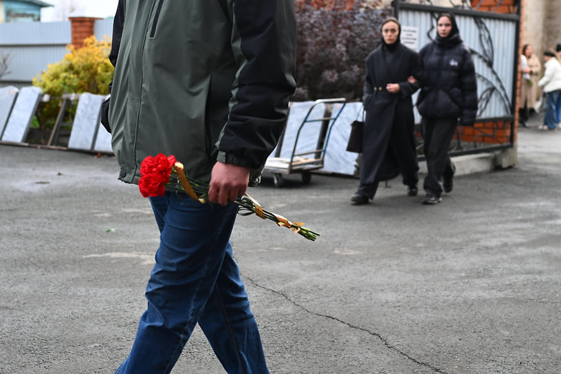 Прощание с погибшими во время взрыва на предприятии в Копейске