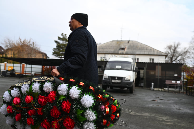 Прощание с погибшими во время взрыва на предприятии в Копейске