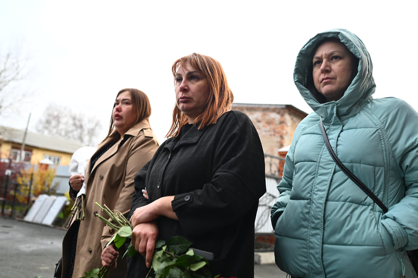 Прощание с погибшими во время взрыва на предприятии в Копейске