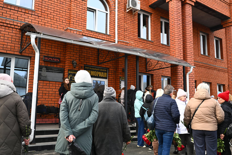 Прощание с погибшими во время взрыва на предприятии в Копейске