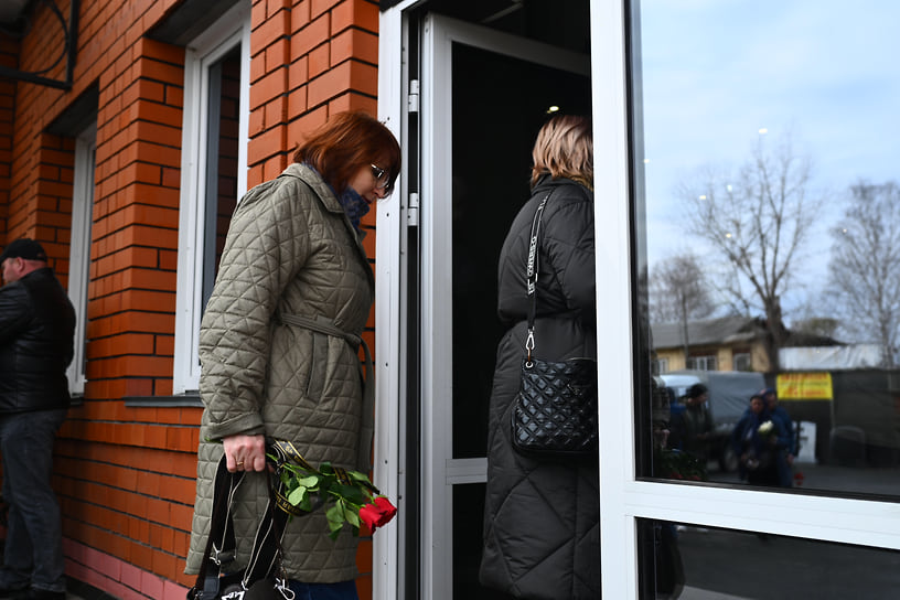 Прощание с погибшими во время взрыва на предприятии в Копейске