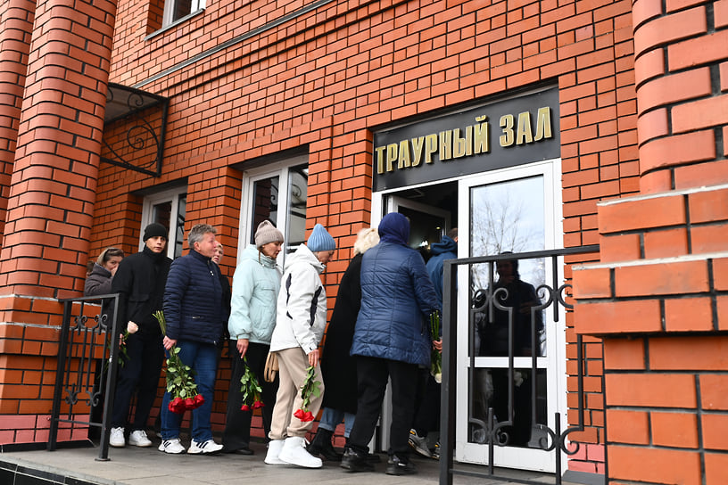 Прощание с погибшими во время взрыва на предприятии в Копейске