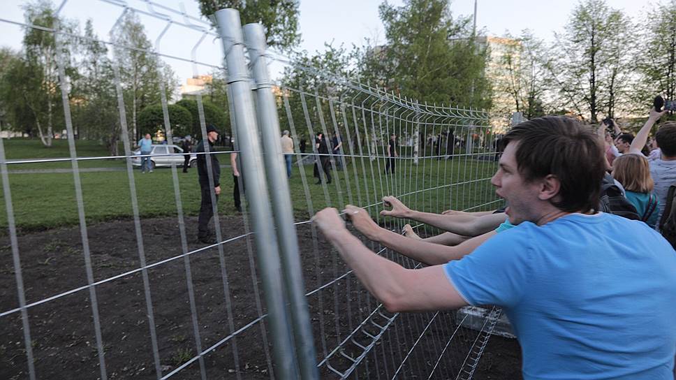 Противников строительства храма Святой Екатерины забор остановить не смог
