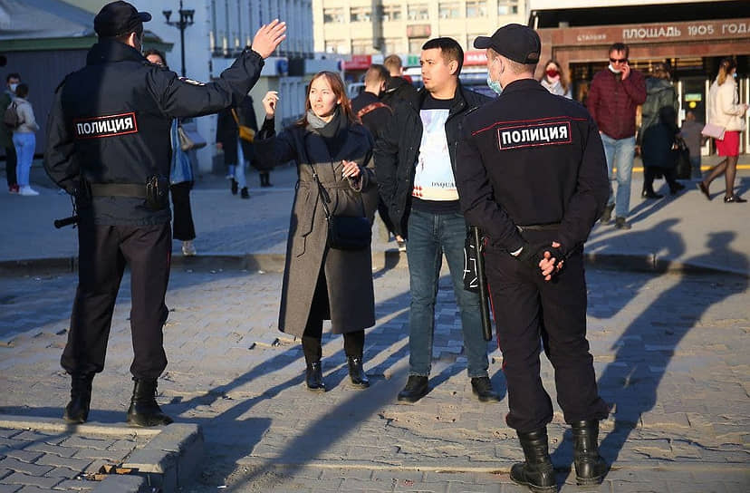 Митинг сторонников политика Алексей навального в центре Екатеринбурга.