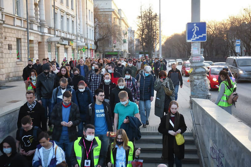 Митинг сторонников политика Алексей навального в центре Екатеринбурга.