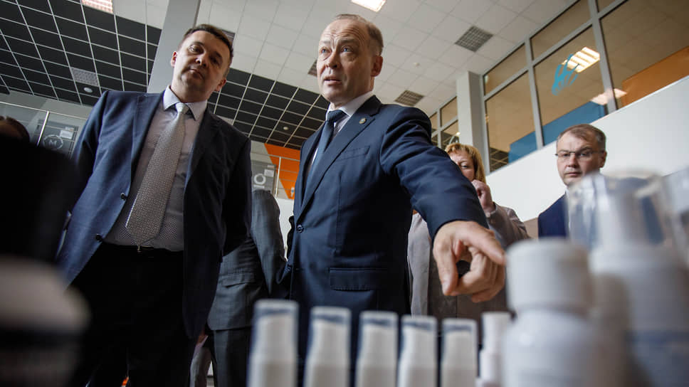 Свердловский министр промышленности Сергей Перестронин (справа) указал производителям на новые ниши