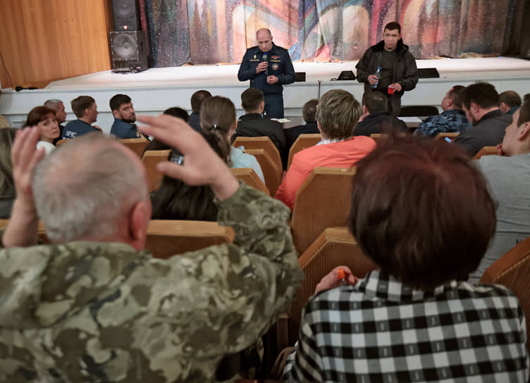 Глава МЧС Александр Куренков (слева) пообещал жителям Сосьвы, что авиация министерства останется в регионе до полной стабилизации обстановки