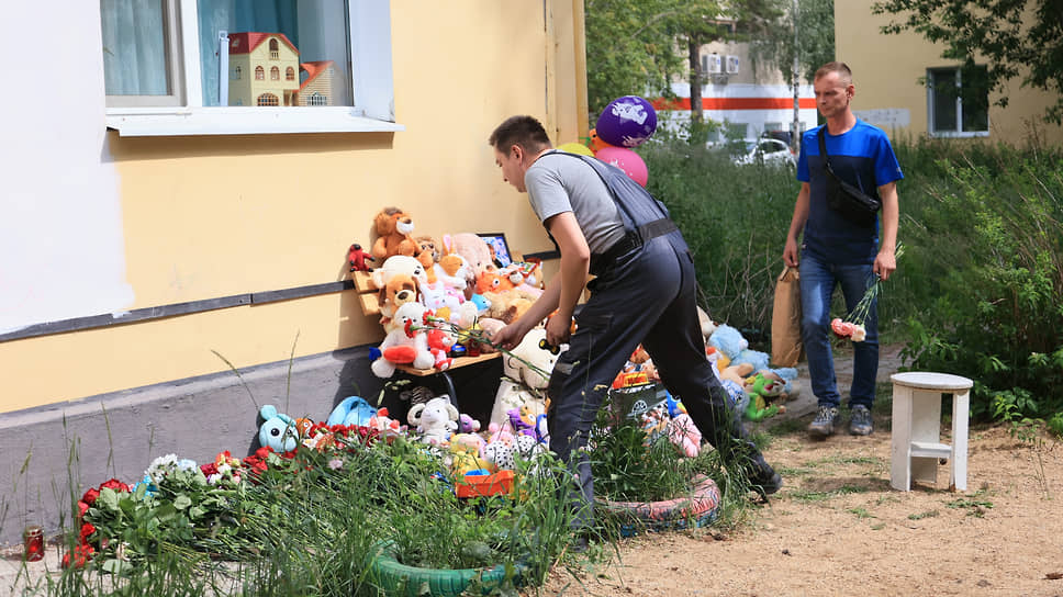 К месту, где жил убитый мальчик, екатеринбуржцы принесли цветы и игрушки