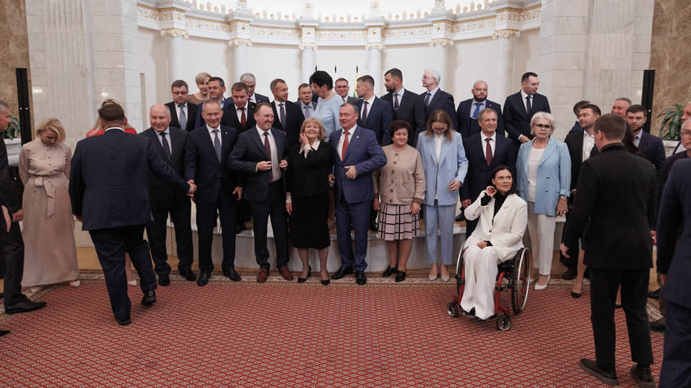 На вручении мандатов депутаты думы Екатеринбурга вели себя дружно, как и просили областные власти