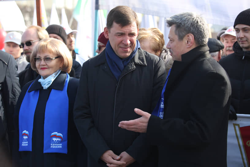 Председатель ФПСО Андрей Ветлужских (справа) готов вручить юбилейную медаль каждому жителю Свердловской области, включая губернатора Евгения Куйвашева (в центре) 