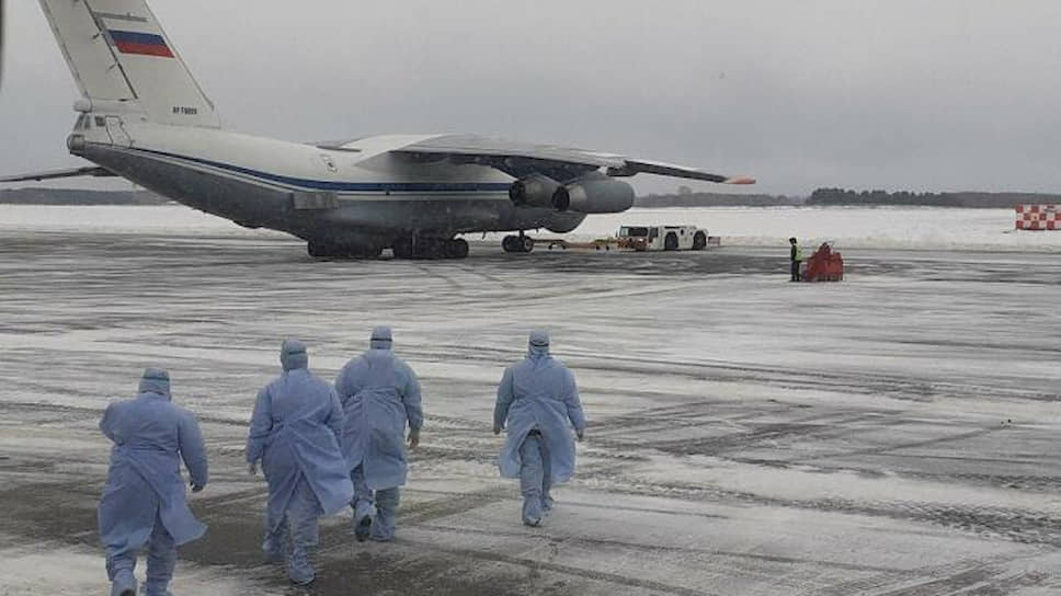 Прибытие первого самолета из Китая с гражданами России в аэропорт Рощино.
