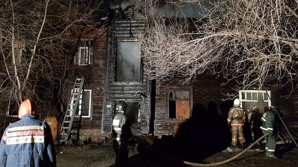 Последствия пожара в доме на улице Омская,91 в Екатеринбурге
