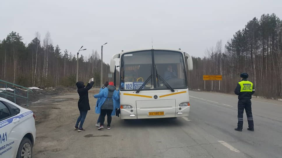 На трассе Екатеринбург-Серов установили передвижной фельдшерско-акушерский пункт, сотрудники которого проверяют всех въезжающих в Серов 