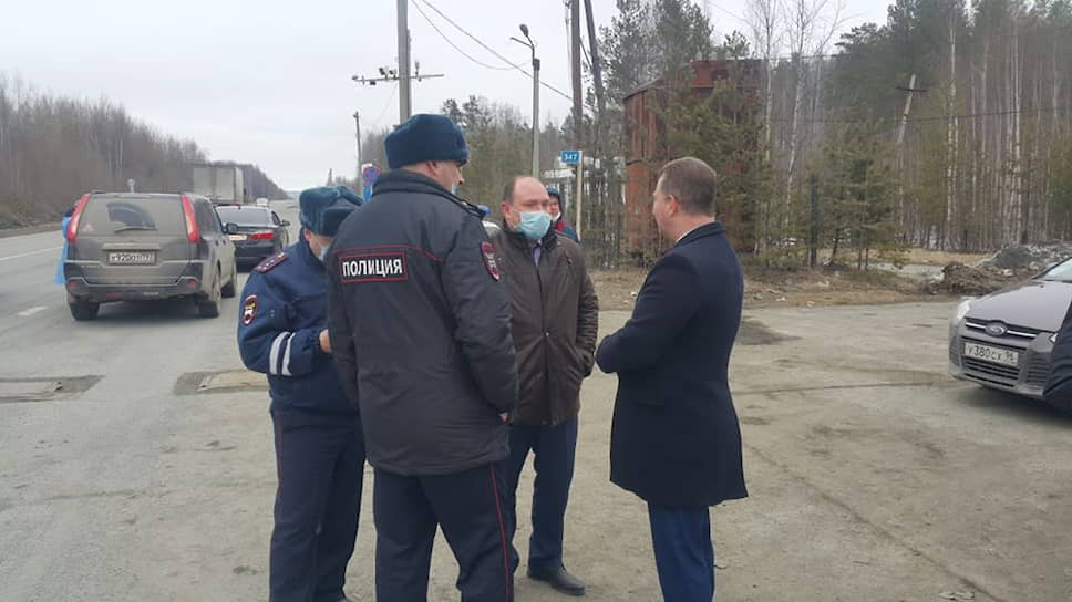 На трассе Екатеринбург-Серов установили передвижной фельдшерско-акушерский пункт, сотрудники которого проверяют всех въезжающих в Серов 