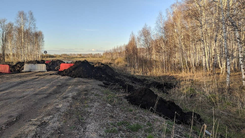 Губернатор Курганской области Вадим Шумков поручил перекопать дорогу, связывающую Свердловскую область с Зауральем. Дорога проходит между деревней Новая Свердловской области и Беляковка Курганской области
