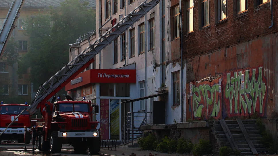 Тушение пожара в Екатеринбургской академии современного искусства на бульваре Культуры, 3 