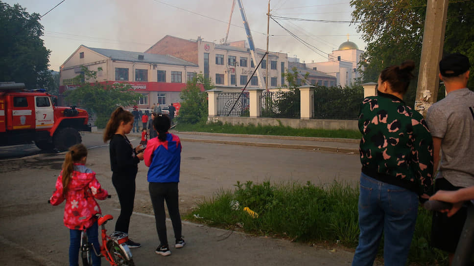 Тушение пожара в Екатеринбургской академии современного искусства на бульваре Культуры, 3 