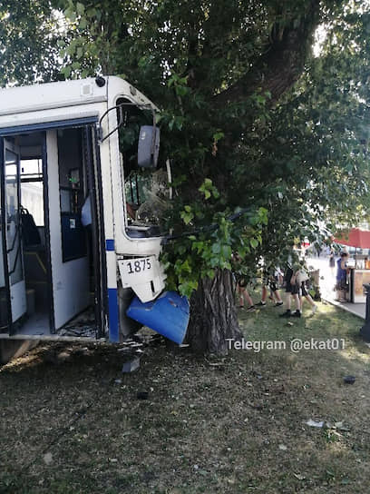 Пассажирский автобус врезался в дерево в центре Екатеринбурга
