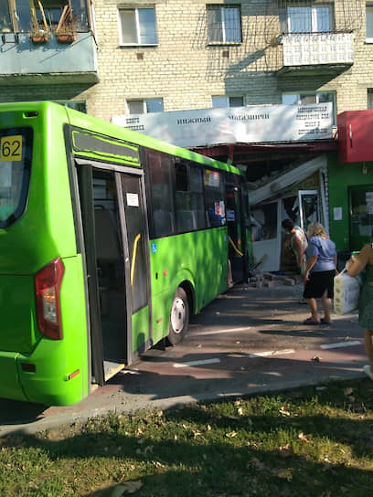 В Тюмени маршрутное такси врезалось в магазин, расположенный на первом этаже жилого дома
