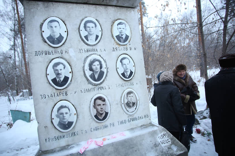 Мемориал туристической группы Дятлова на Михайловском кладбище.
