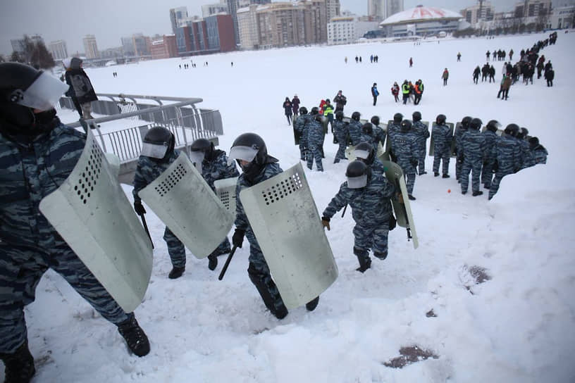ОМОН во время несанкционированной акции в поддержку Алексея Навального в Екатеринбурге 