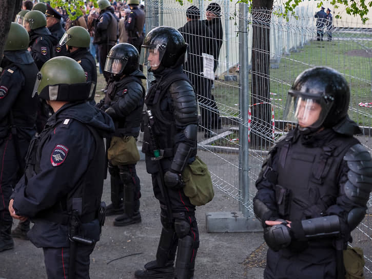 Противостояние защитников и противников строительства храма Святой Екатерины в сквере 