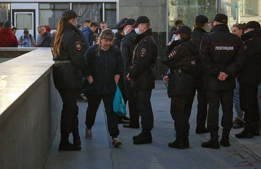 Несогласованная акция в поддержку оппозиционера Алексея Навального в центре города. Сотрудники полиции во время дежурства на акции.
