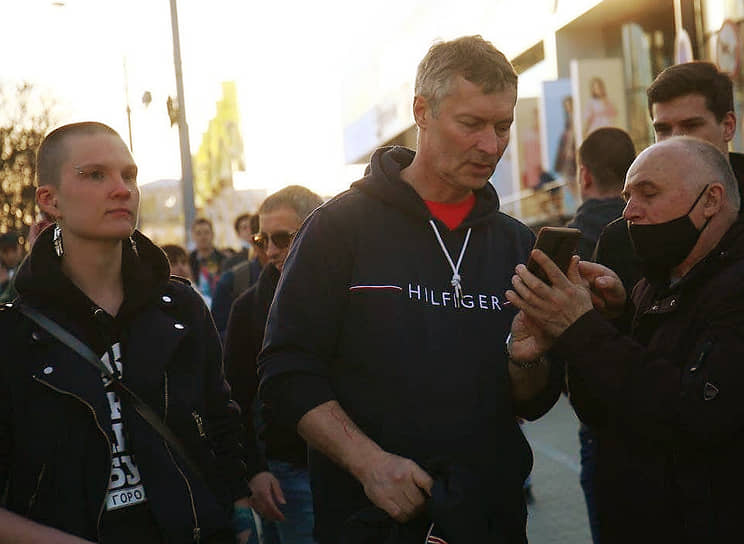Бывший глава Екатеринбурга Евгений Ройзман (справа) во время акции в поддержку Алексея Навального в Екатеринбурге