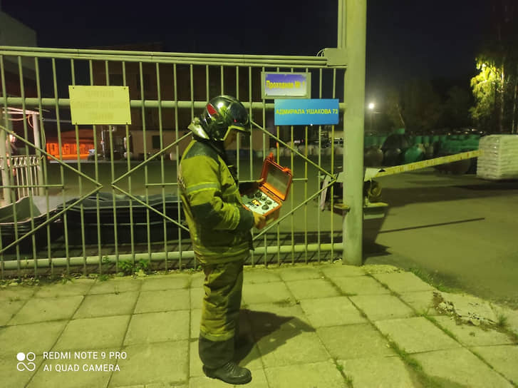 Сотрудник МЧС по Свердловской области в поселке Рудный, где местные жители жаловались на запах серы
