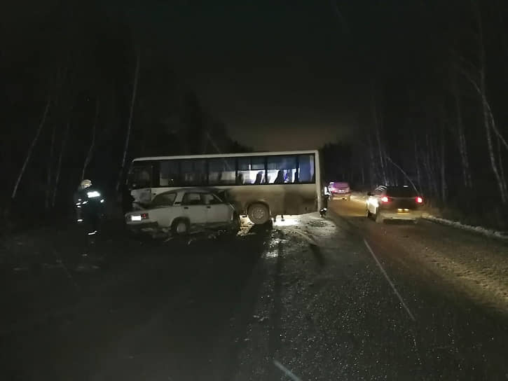 В Нижнем Тагиле (Свердловская область) произошло ДТП с участием автомобиля ВАЗ-2107 и рейсовым автобусом ПАЗ-321214. В результате аварии погиб водитель легкового автомобиля
