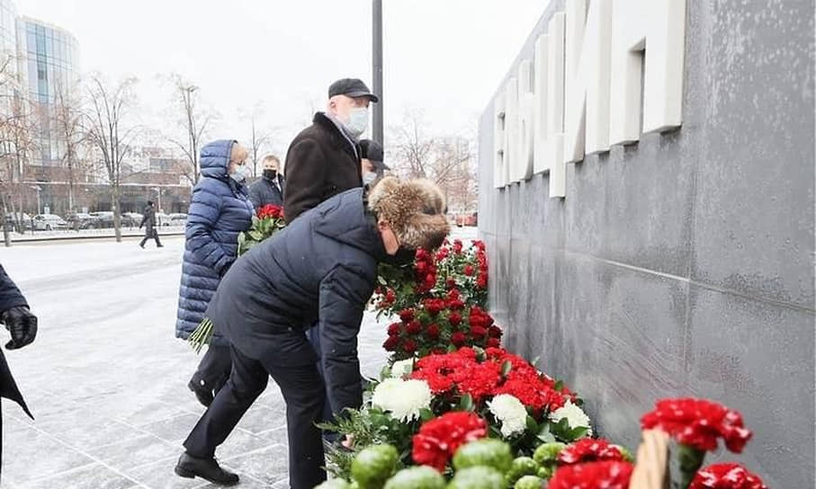 Полномочный представитель Президента в УрФО Владимир Якушев принял участие в церемонии возложения цветов к памятнику Борису Ельцину