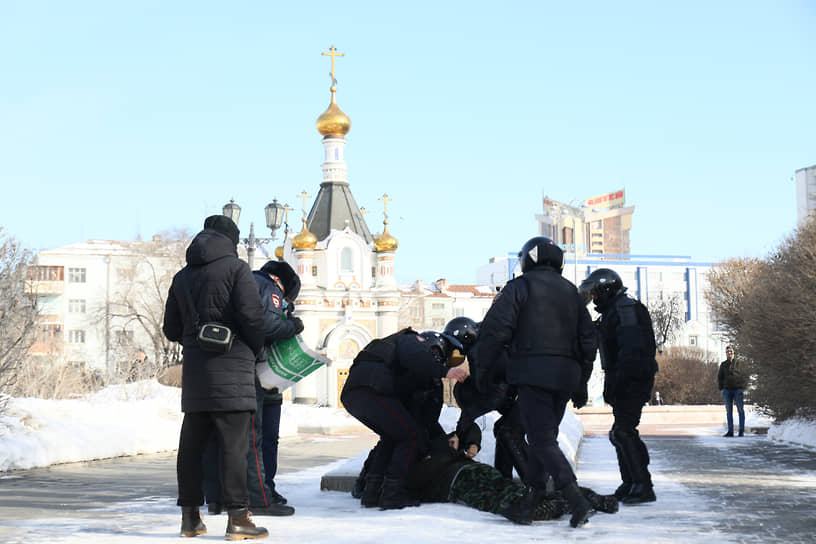 Задержание на несогласованной антивоенной акции на площади Труда в Екатеринбурге
