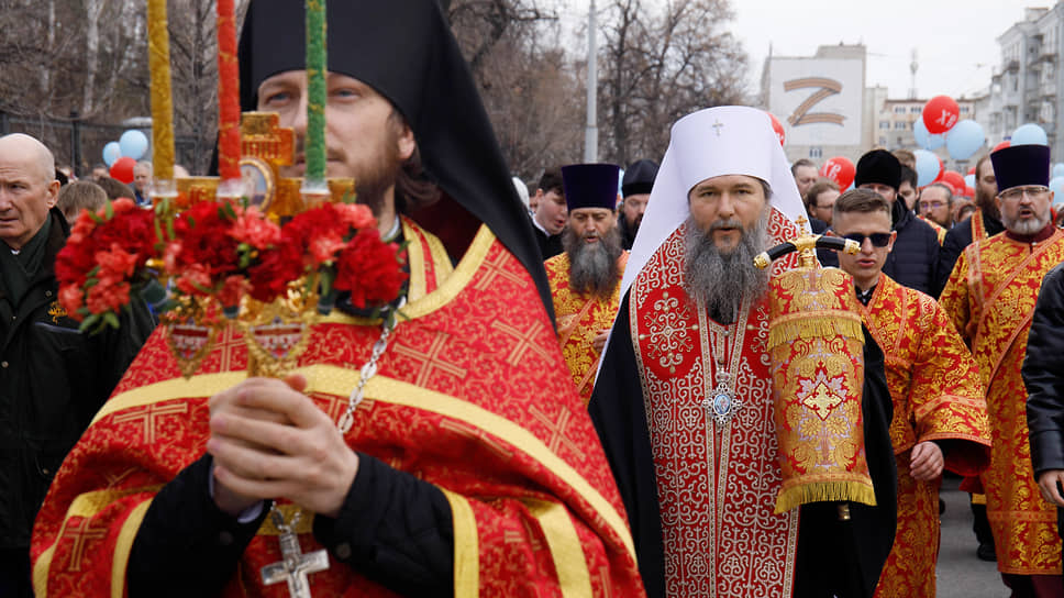 Праздничный пасхальный крестный ход от Свято-Троицкого собора до Храма-на-Крови