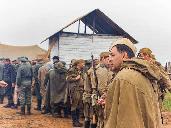 Военно-исторический фестиваль "Покровский рубежъ". Реконструкторы в форме солдат Рабоче-крестьянской красной армии (РККА) и Вермахта времен Второй мировой войны