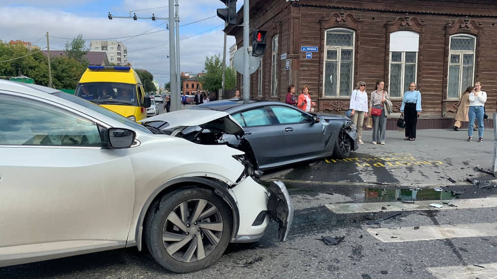 На перекрестке улиц Ленина и Челюскинцев в Тюмени столкнулись BMW и Nissan Murano