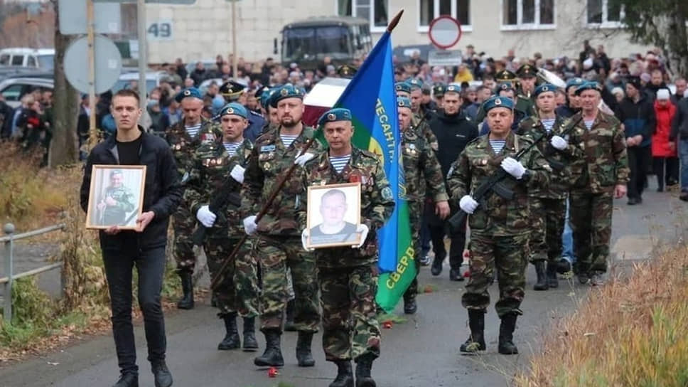 На Центральном кладбище Нижнего Тагила (Свердловская область) 15 октября похоронили Максима Кирикова, который ушел на спецоперацию в качестве добровольца
