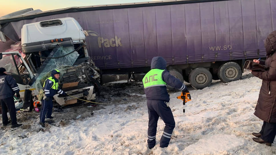 В Тугулымском районе столкнулись три грузовика, водитель одного из них погиб 