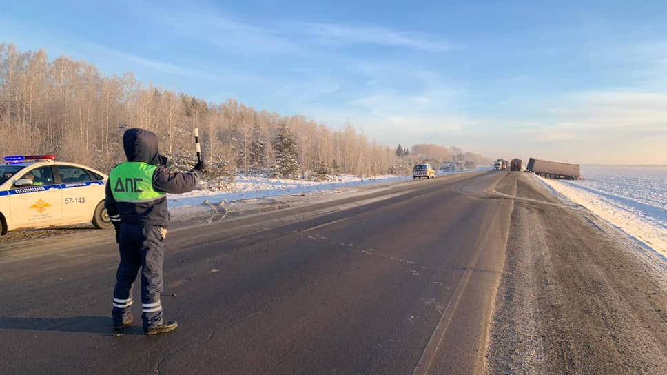 В Тугулымском районе столкнулись три грузовика, водитель одного из них погиб 