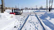 В районе Тавды «Мерседес» на железнодорожном переезде столкнулся с локомотивом