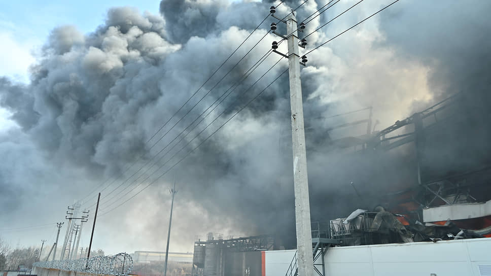 Пожар в здании научно-производственного комплекса на ул. Клубной в Арамильском городском округе (Свердловская область).