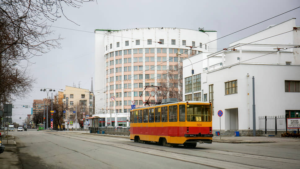 Гостиница "Исеть"  в стиле конструктивизма в центре Екатеринбурга