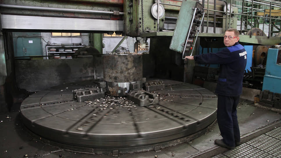 Рабочий на Уральском турбинном заводе
