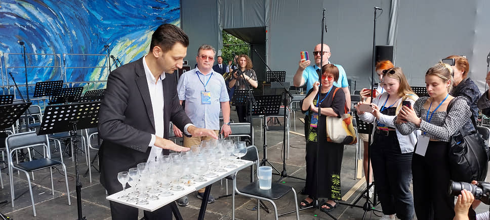 Музыкальный фестиваль «Безумные дни» открылся в Екатеринбурге. Действительный член международной ассоциации стеклянной музыки Glass Music International Александр Лемешев играет на стеклянной арфе