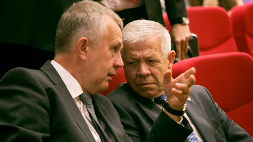 Депутат Михаил Ершов на фото слева