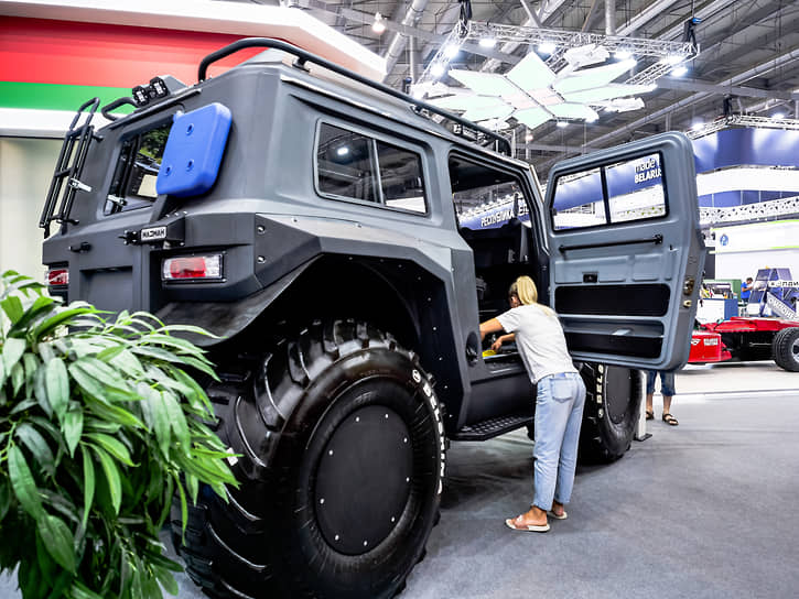 Стенд Белоруссии. Минский автомобильный завод. Автомобиль-внедорожник &quot;Мазман&quot;