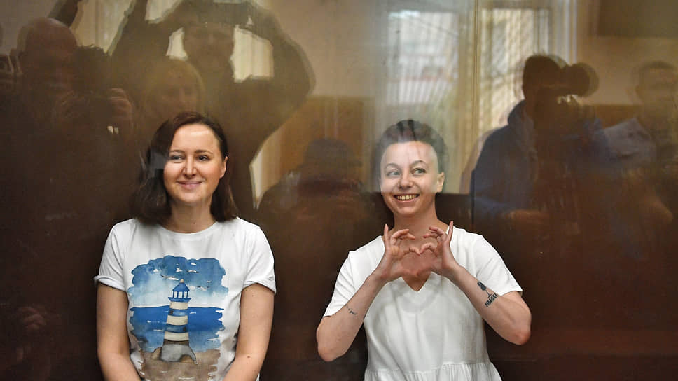 Драматург Светлана Петрийчук (слева) и режиссер Евгения Беркович во время заседания суда.