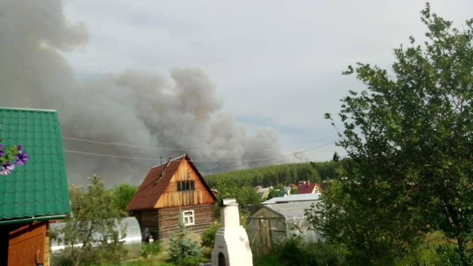 Дым от пожара в свердловском селе Шайдуриха. Вид из СНТ "Лесные дачи"