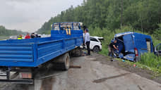 На Серовском тракте грузовик врезался в три иномарки и сбил трех пешеходов