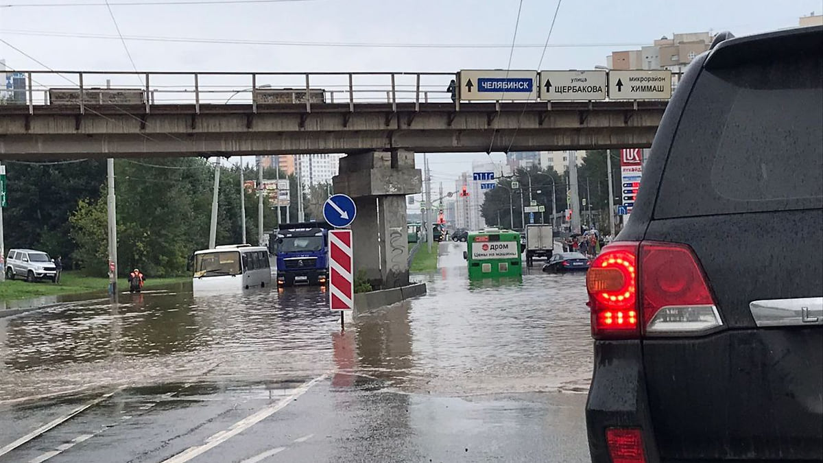 В Екатеринбурге из-за прорыва трубы затопило улицу Щербакова – Коммерсантъ  Екатеринбург