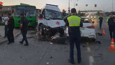 В Екатеринбурге произошло ДТП с участием скорой, автобуса и каршеринга